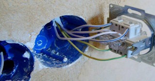 Монтаж проходного выключателя от 581 руб. в Ртищево